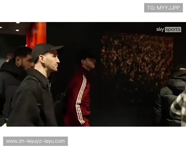 镜头外的较量：足球混合采访区生态实录